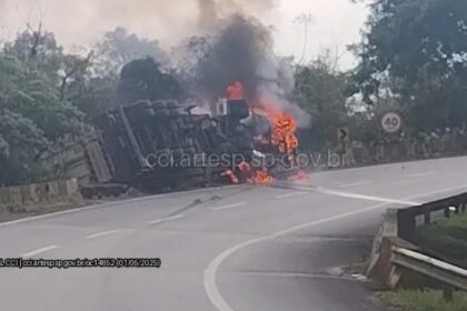 Motorista perde a vida carbonizado após caminhão tombar na Anchieta