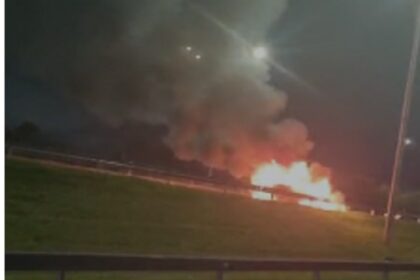 Carro pega fogo após arrastar moto por quilômetros na Anchieta; motorista é preso por embriaguez