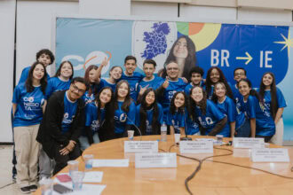 Emoção dá o tom da reunião com pais de alunos de SBC selecionados para intercâmbio
