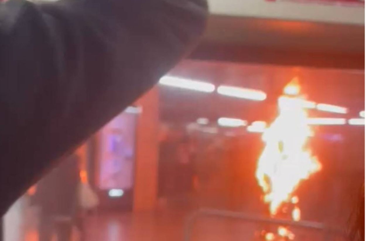 Homem em situação de rua ateia fogo no próprio corpo e assusta passageiros do Metrô