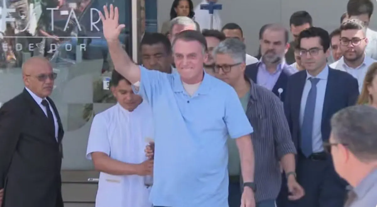 Jair Bolsonaro tem alta após três semanas internado em Brasília