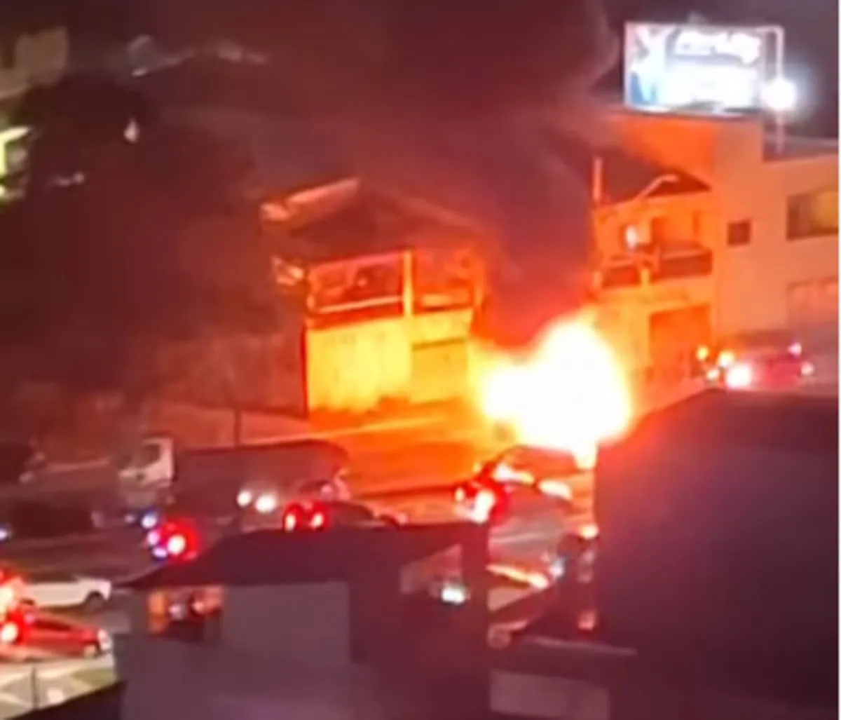 Em São Bernardo, veículo pega fogo na avenida Lions e gera trânsito
