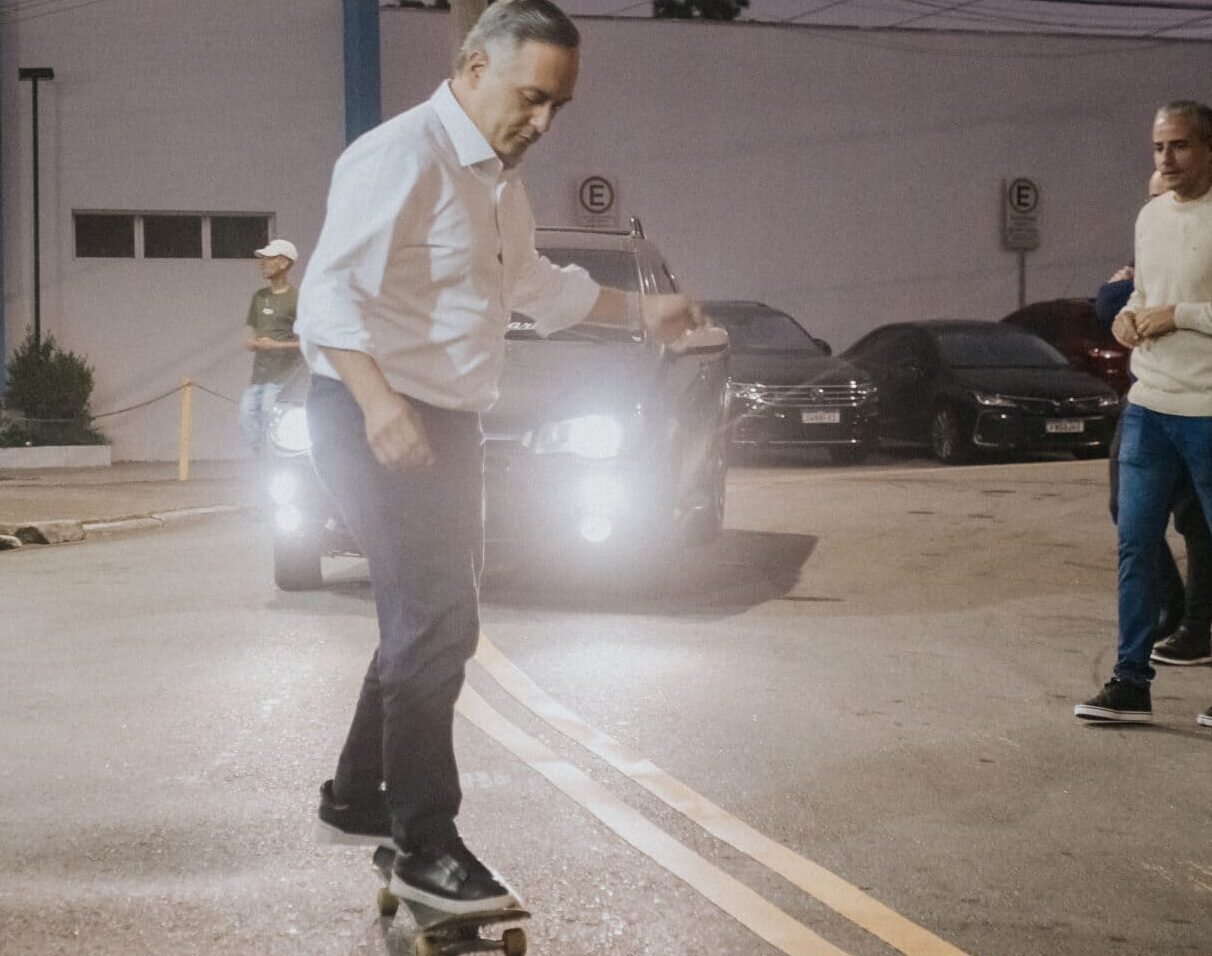 Marcelo Lima arriscou descer um trecho da Rua João de Deus em cima de um skate, emprestado por um munícipe