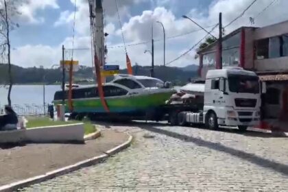 Ônibus aquático provoca curiosidade de moradores do Riacho Grande