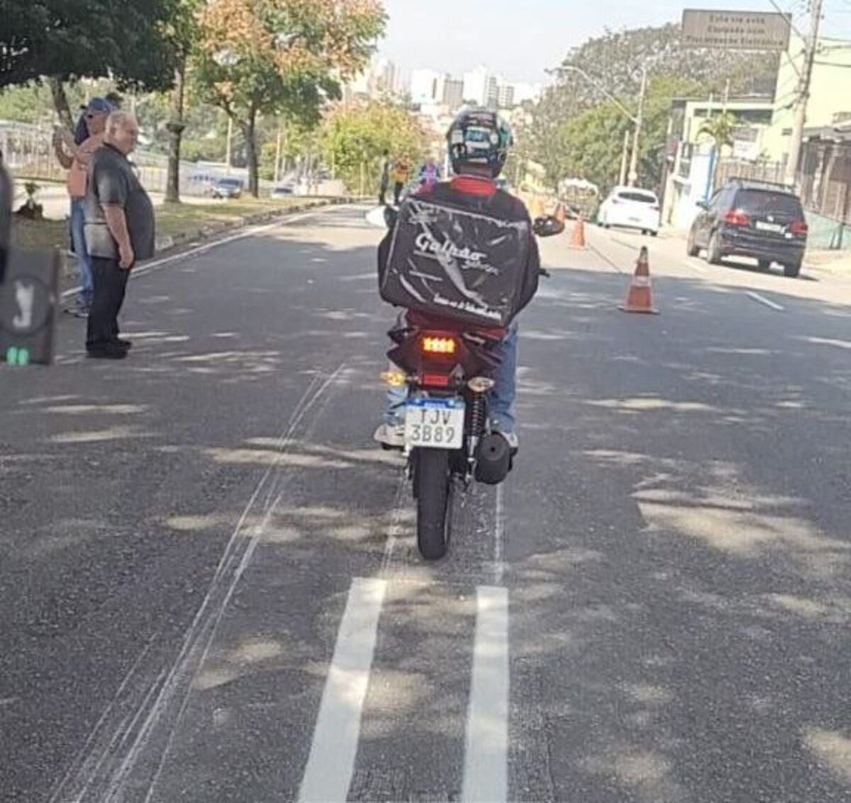 Em SBC, Avenida 31 de março recebe faixa azul e prefeito projeta mais 22 km na cidade
