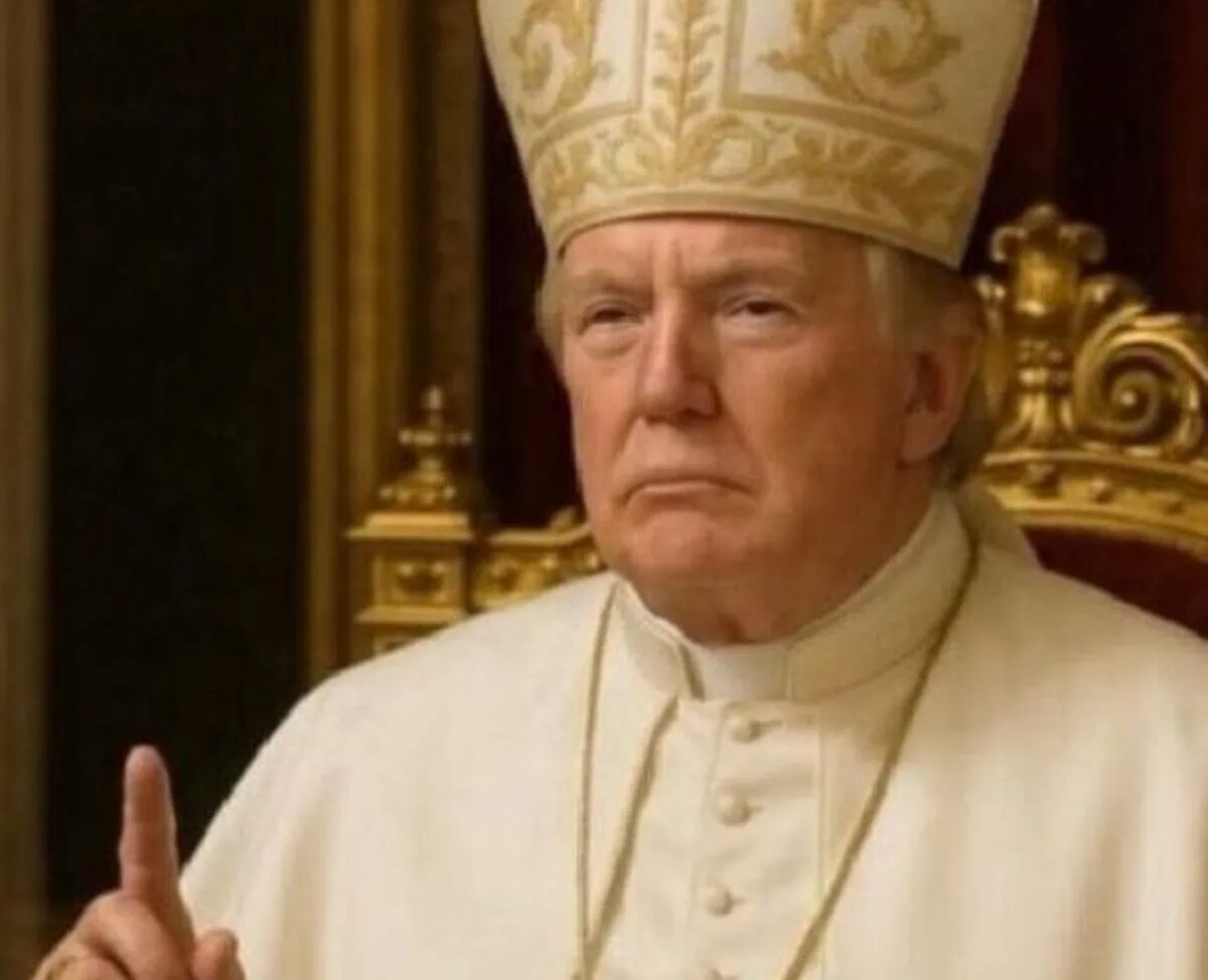 Donald Trump posta foto vestido de Papa e provoca revolta na web