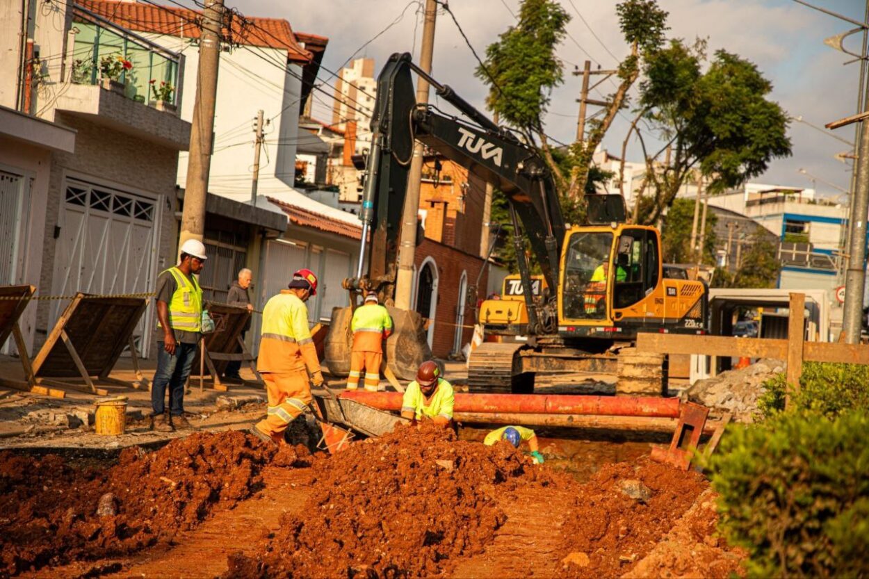 Prefeito de São Caetano, Tite Campanella, vistoriou as obras de um desses pontos, na Avenida Nelson Braido com a Avenida Guido Aliberti, no Bairro Cerâmica