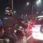 Colisão entre carro e moto deixa vítima ferida na Anchieta