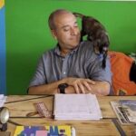 Prefeito de Ribeirão Pires adota gatinha de rua e pet vira xodó no gabinete