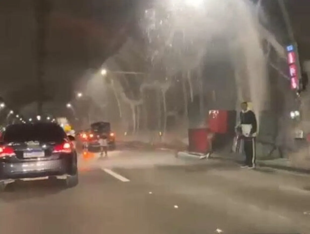 Motociclista mexe em celular, colide em túnel da Imigrantes e fica gravemente ferido