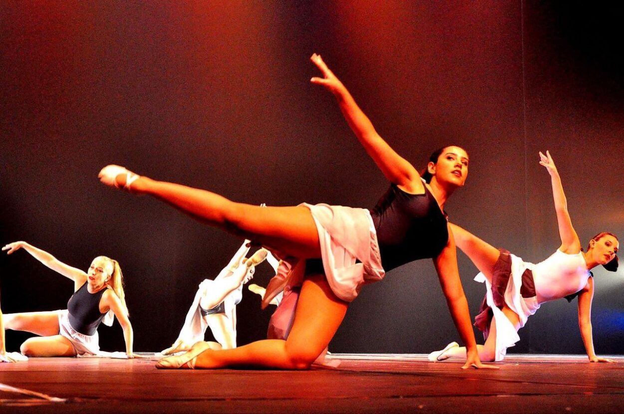 Teatro Municipal recebe espetáculo com diferentes escolas e grupos de dança da cidade