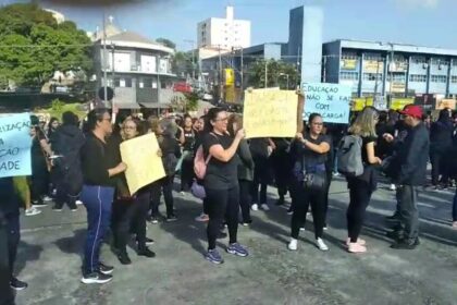 Profissionais da educação paralisam atividades e fazem protesto em Mauá