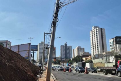 Após cobrar cerca de R$ 20 mil por readequação de poste, Enel deixa outro torto no km 16 da Anchieta
