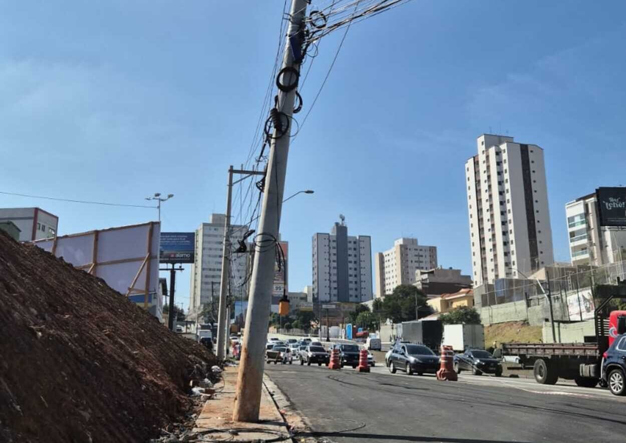 Após cobrar cerca de R$ 20 mil por readequação de poste, Enel deixa outro torto no km 16 da Anchieta