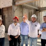 Prefeito Taka Yamauchi, Secretária de Obras Melissa Duaik, Secretário de Educação Felipe Sigollo e representantes da construtora durante visita ao Quarteirão da Educação em janeiro deste ano.