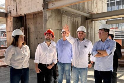 Prefeito Taka Yamauchi, Secretária de Obras Melissa Duaik, Secretário de Educação Felipe Sigollo e representantes da construtora durante visita ao Quarteirão da Educação em janeiro deste ano.