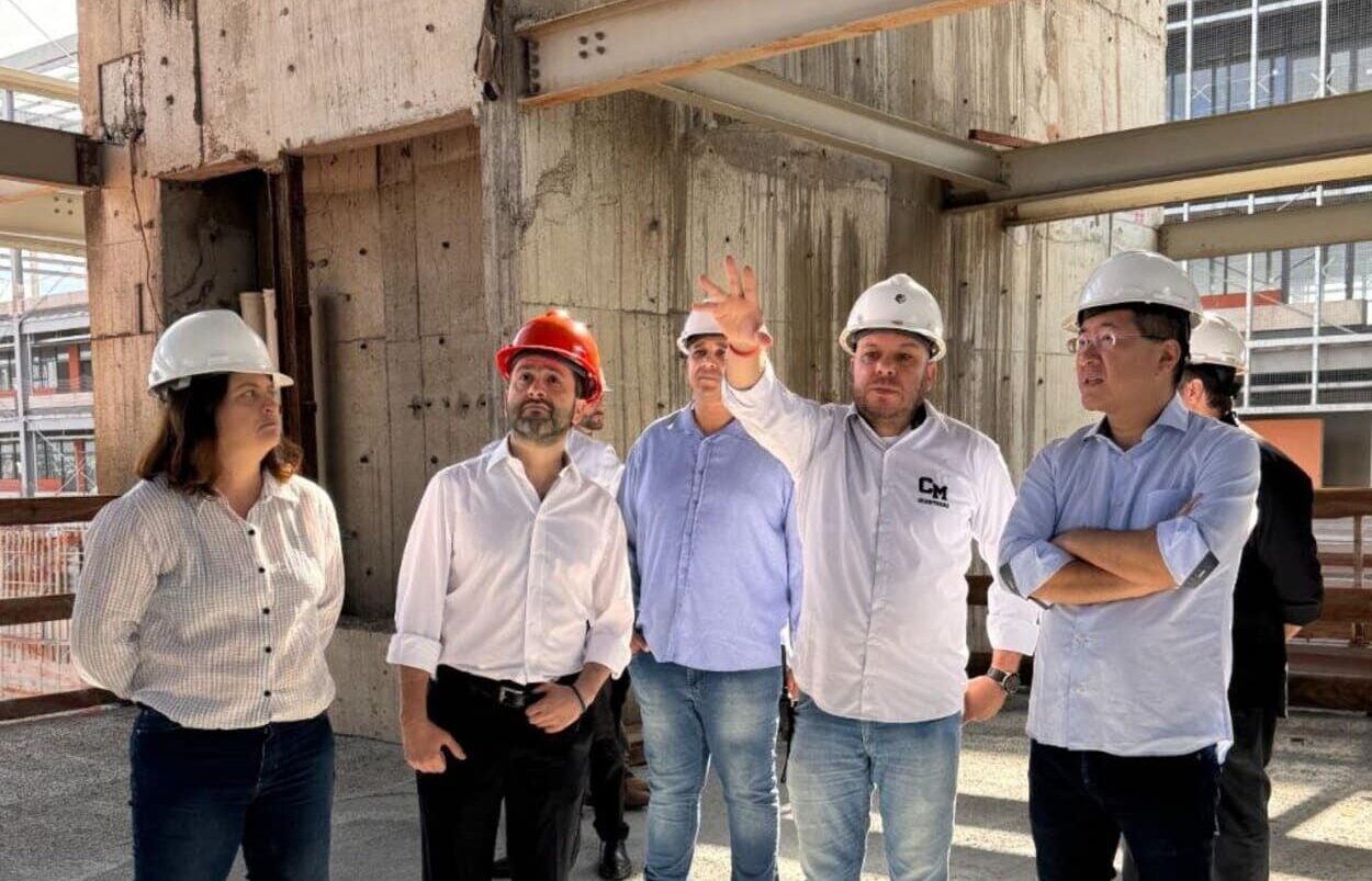 Prefeito Taka Yamauchi, Secretária de Obras Melissa Duaik, Secretário de Educação Felipe Sigollo e representantes da construtora durante visita ao Quarteirão da Educação em janeiro deste ano.