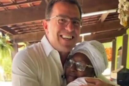Rodrigo Bocardi faz visita surpresa a moradora de Ribeirão Pires