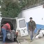 Semasa autua infrator por descarte irregular de resíduos em frente à Estação de Coleta Santo Alberto