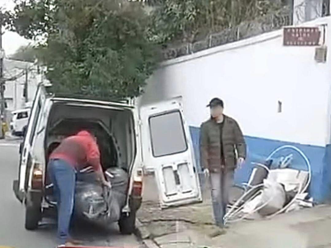 Semasa autua infrator por descarte irregular de resíduos em frente à Estação de Coleta Santo Alberto