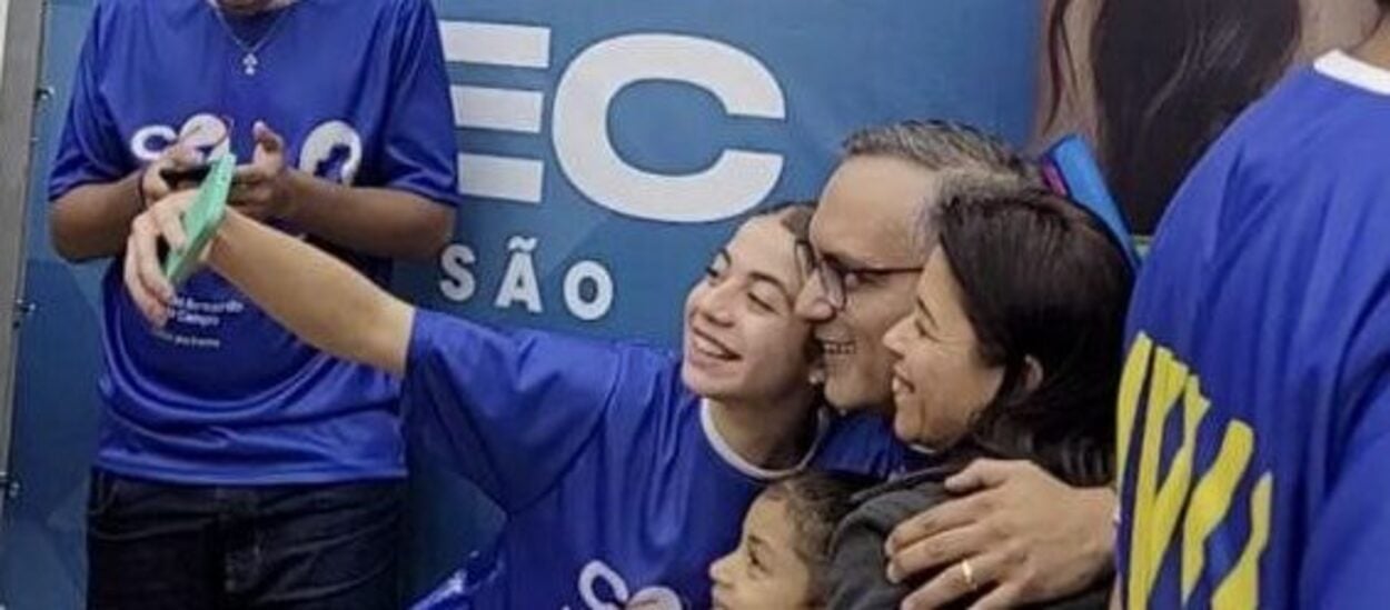 A falta de escolaridade e as adversidades enfrentadas no passado a levaram a acreditar que suas filhas poderiam ter menos oportunidades na vida. No entanto, a conquista do intercâmbio pela filha veio para desmistificar essa crença. "Eu não tenho escolaridade por causa de algumas dificuldades que eu tive, e por isso, muitas vezes, achei que ela não teria tantas oportunidades na vida", explicou.A notícia do intercâmbio da filha gerou uma onda de emoção na escola. "Quando entrei na escola hoje e falei com todas as professoras que ela conseguiu essa oportunidade, mesmo com todas as dificuldades que a gente enfrentou lá em casa, todas as professoras choraram e não acreditavam. Então, eu falo: como Deus presenteia, assim, as pessoas", finalizou a mãe, visivelmente grata e emocionada.
