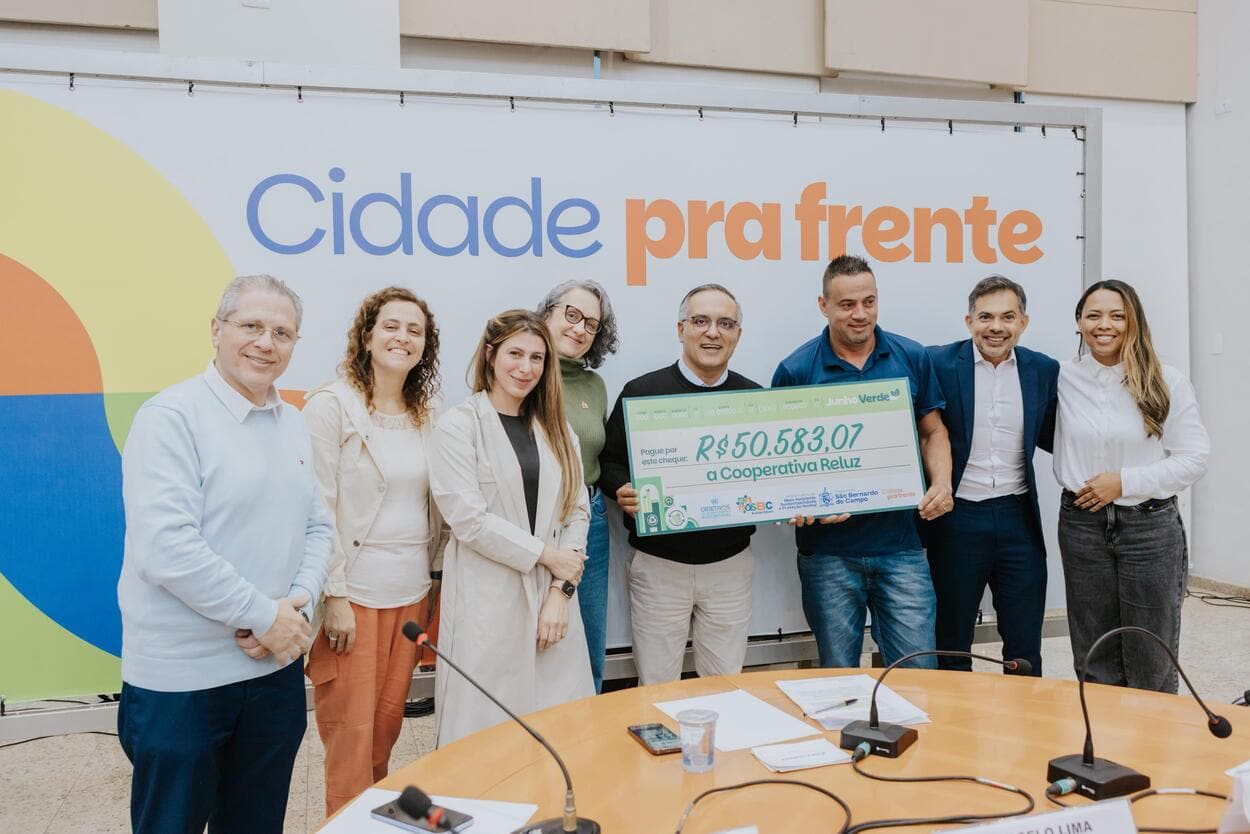 Prefeito Marcelo Lima participa de entrega de cheques para as cooperativas de reciclagem