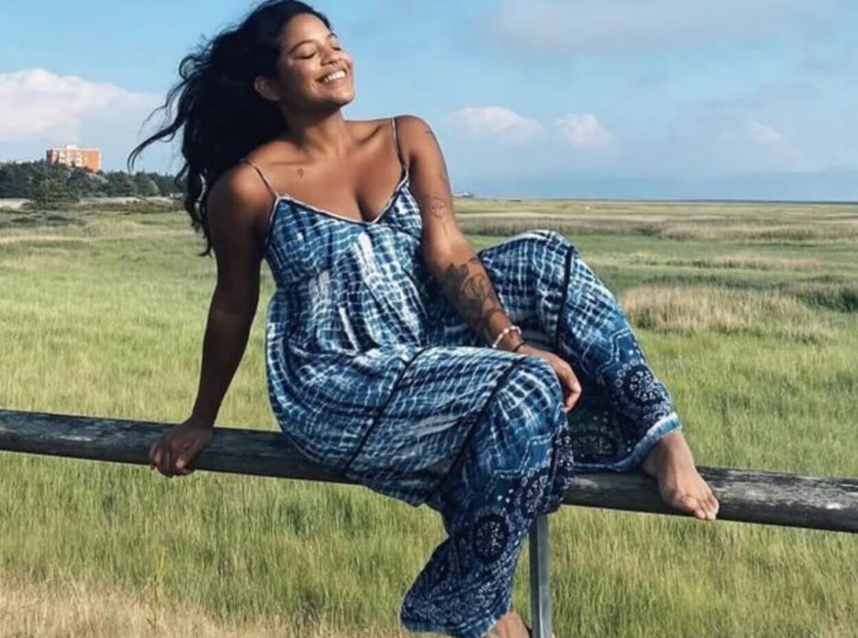 Publicitária Juliana Marins, de 26 anos, aparece exausta, mas sorridente, em gravação feita pouco antes de cair em trilha no Monte Rinjani