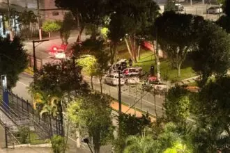 Carro tomba em São Bernardo e deixa duas vítimas na av. João Firmino