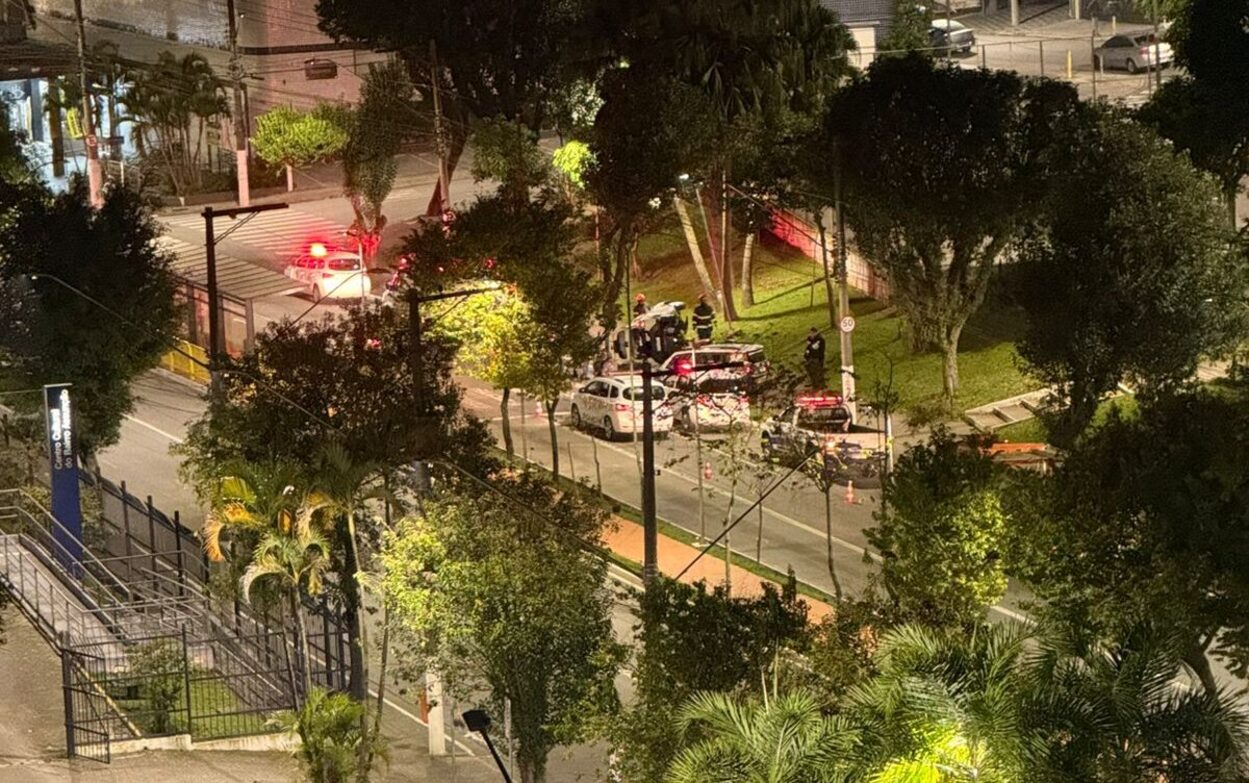 Carro tomba em São Bernardo e deixa duas vítimas na av. João Firmino