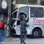Em determinado momento, ex-funcionário de empresa de transporte bateu coletivo contra um poste e, após negociações com a equipe, se rendeu.
