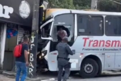 Em determinado momento, ex-funcionário de empresa de transporte bateu coletivo contra um poste e, após negociações com a equipe, se rendeu.