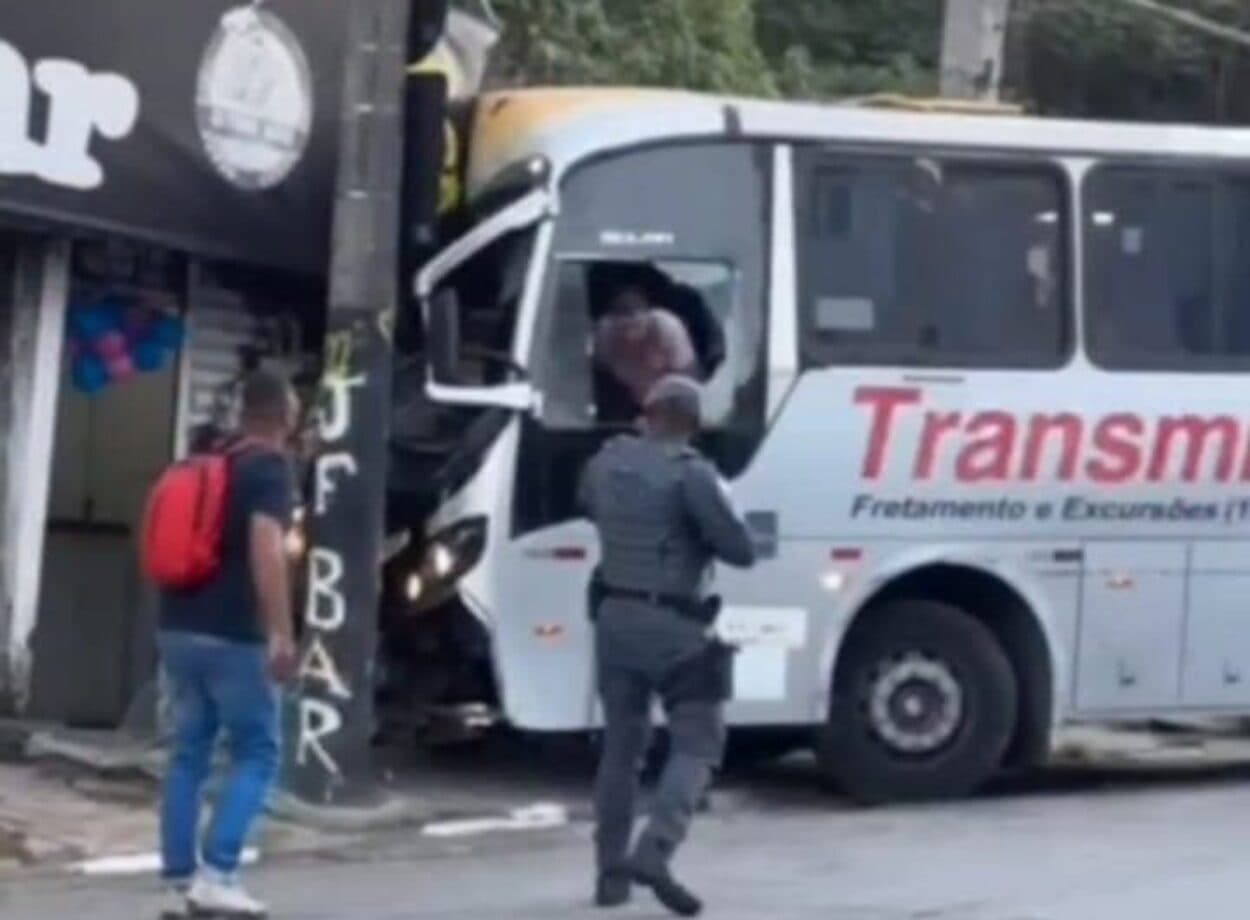 Em determinado momento, ex-funcionário de empresa de transporte bateu coletivo contra um poste e, após negociações com a equipe, se rendeu.