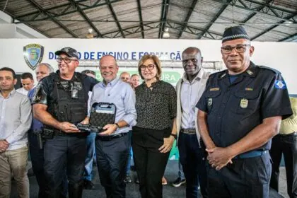 Tite entrega armas e câmeras corporais à GCM e anuncia entrega Smart Sanca em 10 dias