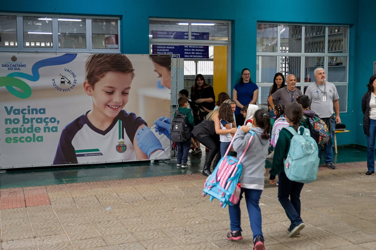 Ação visa fazer com que crianças e adolescentes de até 15 anos fiquem em dia com o Calendário Nacional de Vacinação, que abrange 18 vacinas