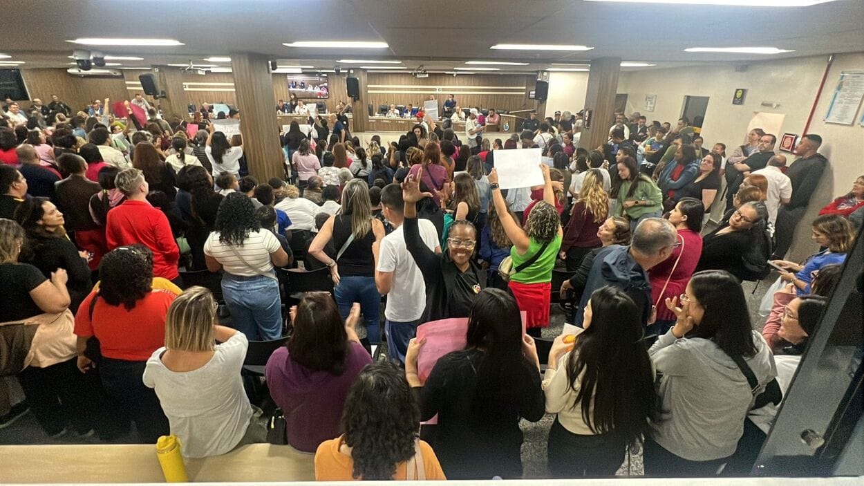 Servidores da educação descumprem liminar e só 30% trabalham em dia de greve