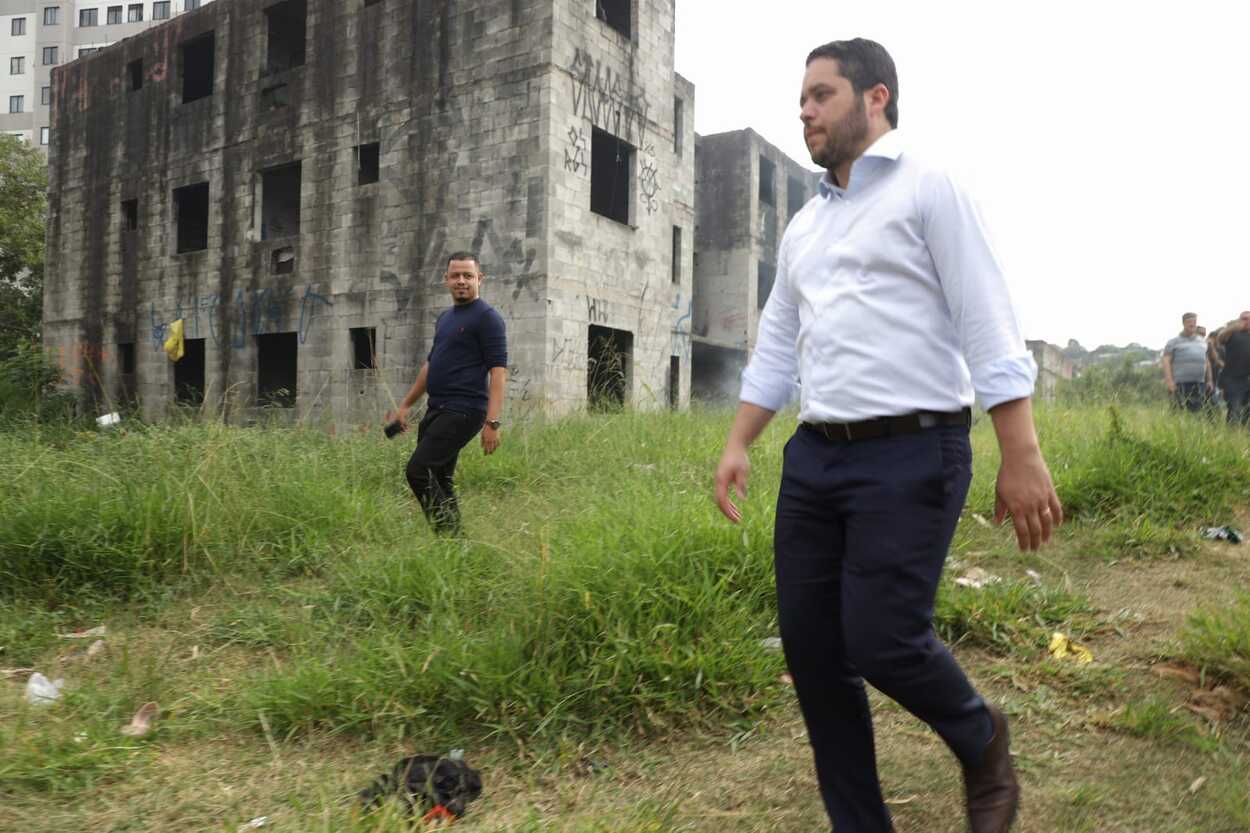 Gilvan diz que construção foi paralisada há 12 anos dará lugar a espaço que integrará projeto de modernização do campo do Corintinha