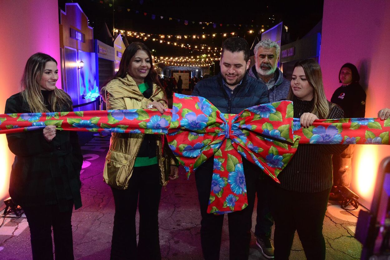 prefeito Gilvan Ferreira realizou a abertura do Arraial Solidário na companhia da primeira-dama, Jéssica Roberta, da vice-prefeita, Silvana Medeiros