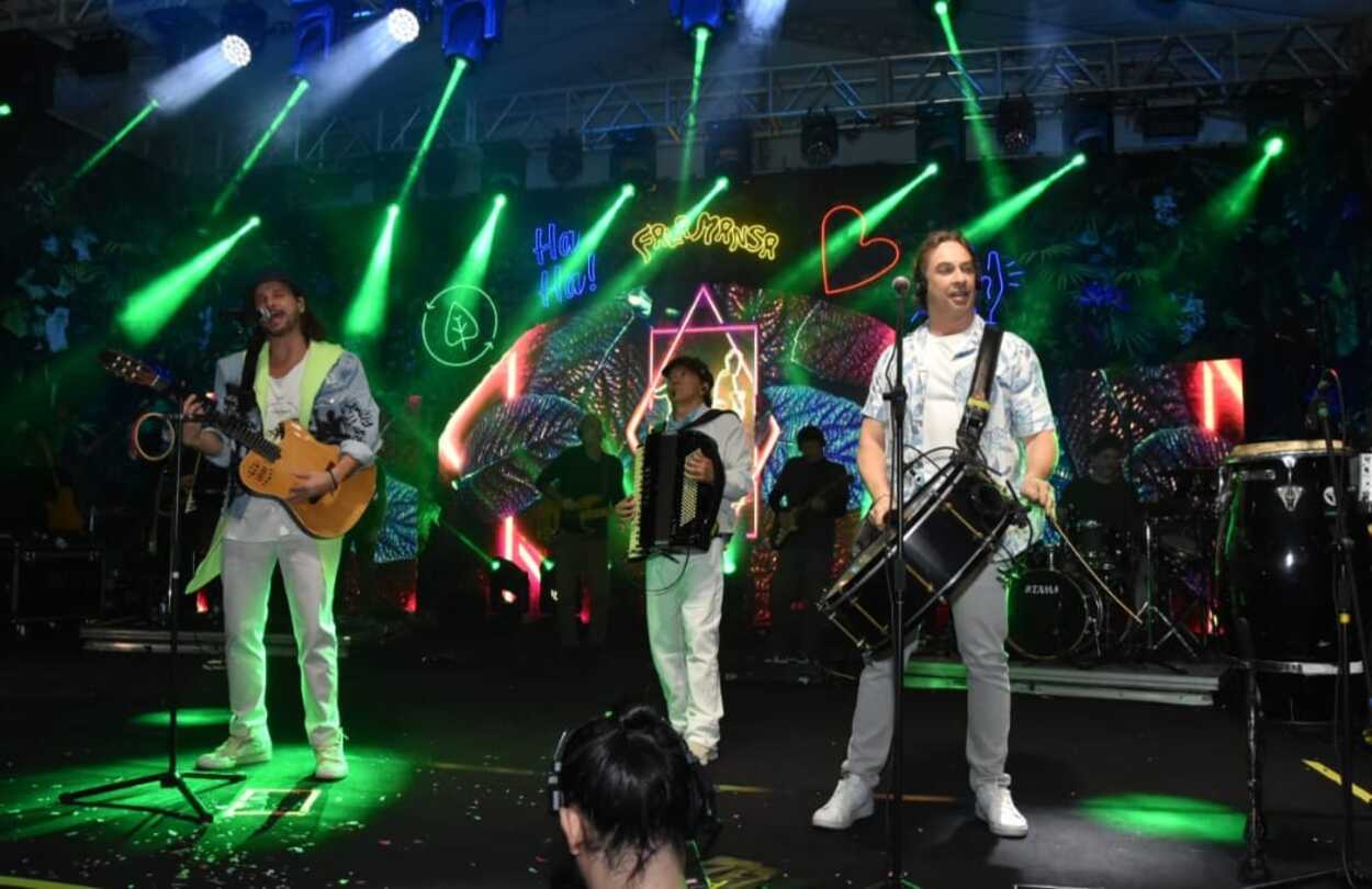 Falamansa levanta a galera no Arraial do Paço de Santo André