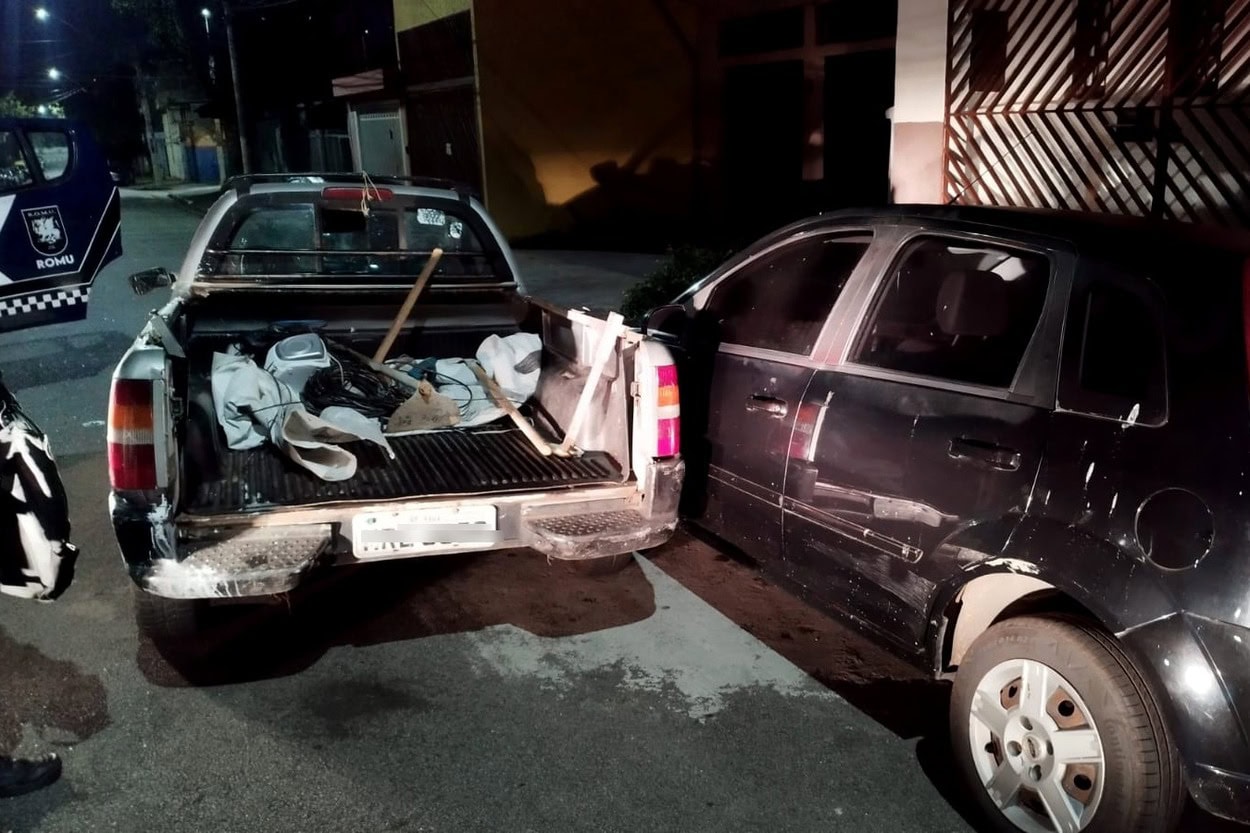 No interior e na caçamba do veículo foram encontrados materiais de construção furtados, alicate de corte e cadeado violado