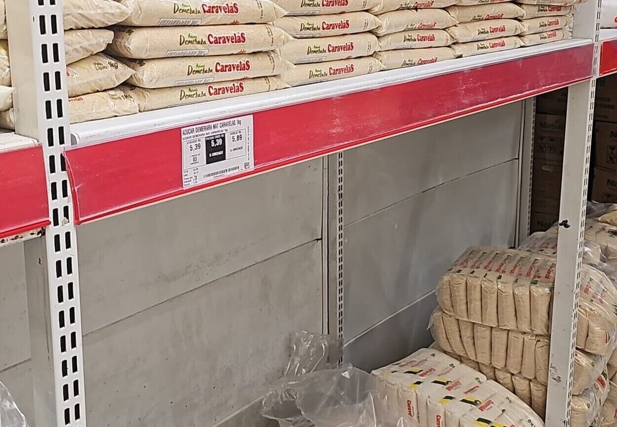 Clientes não encontraram nesta quinta-feira açúcar refinado para comprar no Assaí Atacadista da Vila Luzita