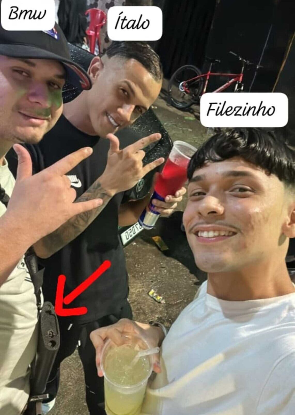 Nas redes sociais foram publicadas fotos e relatos de que Ítalo e Filezinho perderam a vida no confronto com policiais Imigrantes.