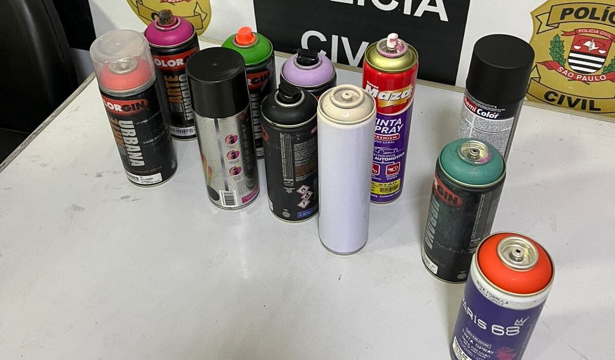Com os indivíduos, foram apreendidas 11 latas de tinta spray, supostamente utilizadas na prática do delito
