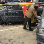 Carro invade estacionamento do Assaí em Ribeirão Pires e colide em vários veículos