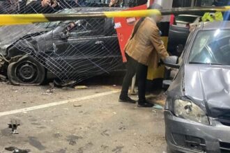 Carro invade estacionamento do Assaí em Ribeirão Pires e colide em vários veículos