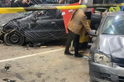 Carro invade estacionamento do Assaí em Ribeirão Pires e colide em vários veículos