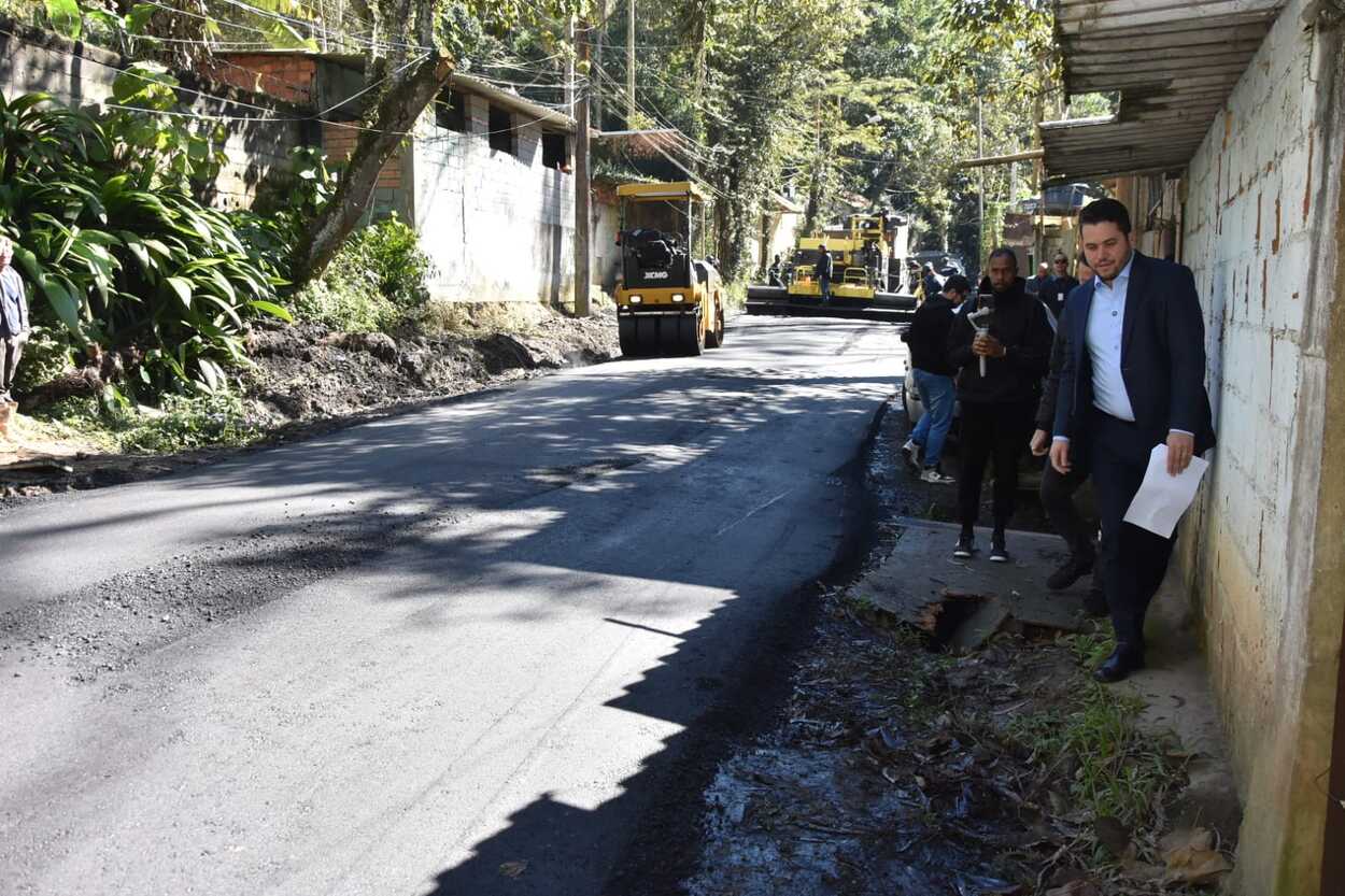 prefeito Gilvan Ferreira visitou a região e acompanhou a evolução do recapeamento da Rua Sagui da Serra.