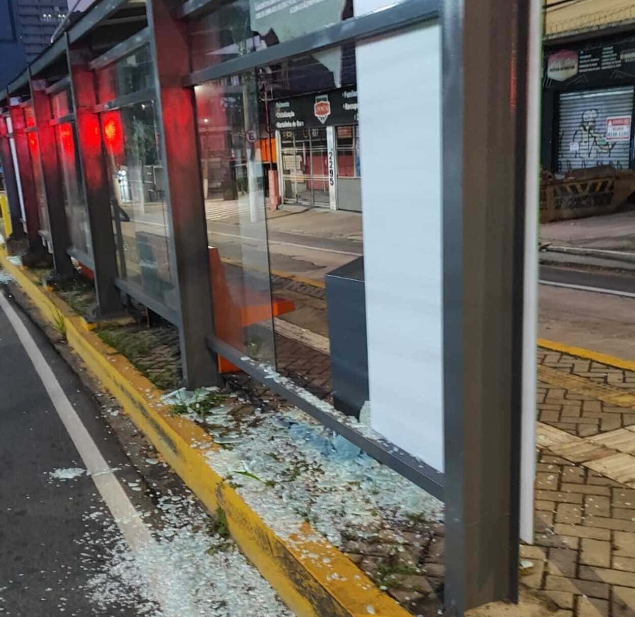 Segundo um dos motoristas, ele teria danificado com pedras e barra de ferro um ônibus na Av. Kennedy e outros dois na Av. Senador Vergueiro. Foto: Diário do Transporte