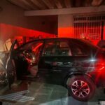 Cerco policial termina em acidente e carro invade casa em Diadema