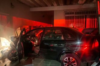 Cerco policial termina em acidente e carro invade casa em Diadema