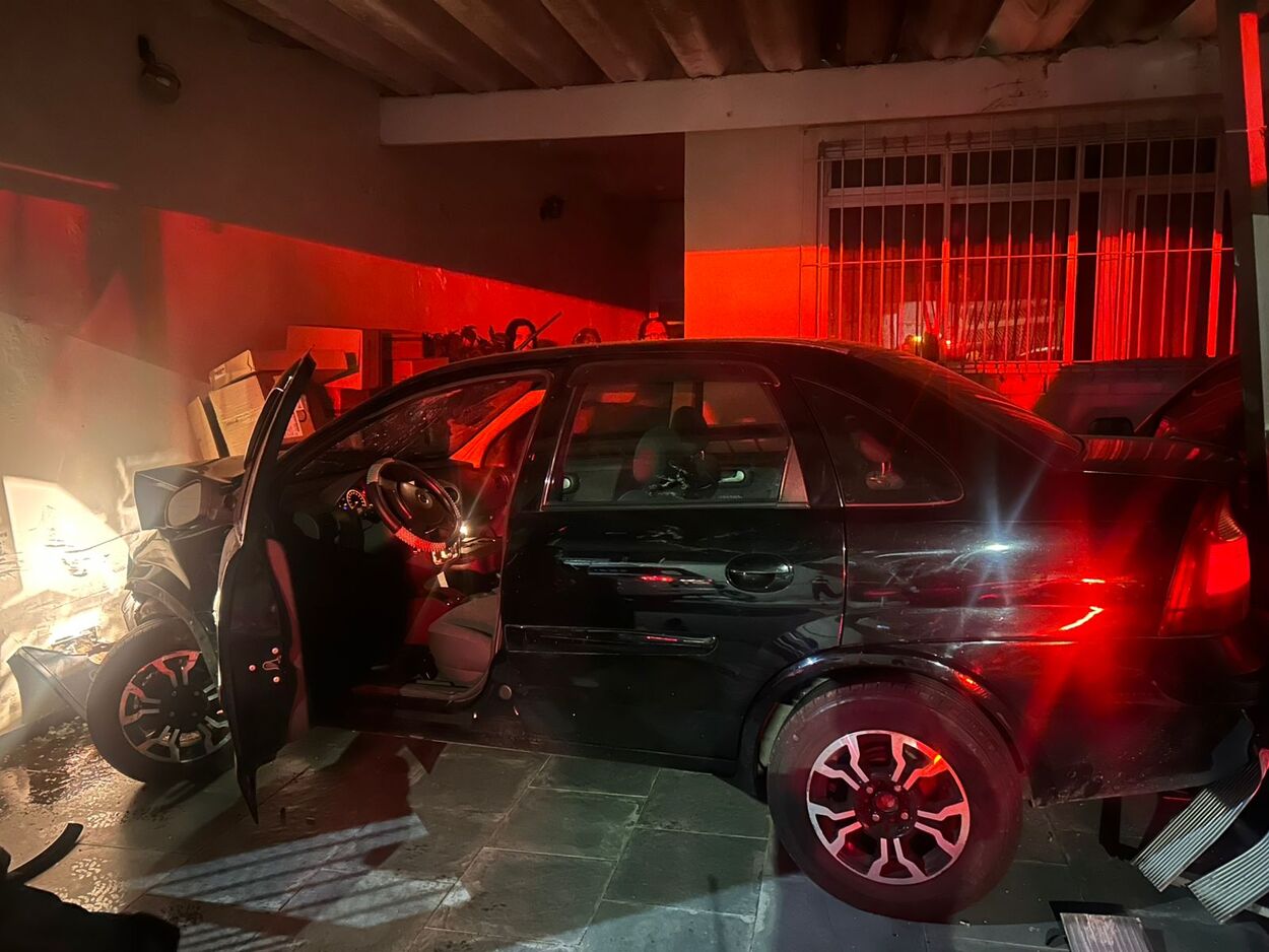 Cerco policial termina em acidente e carro invade casa em Diadema